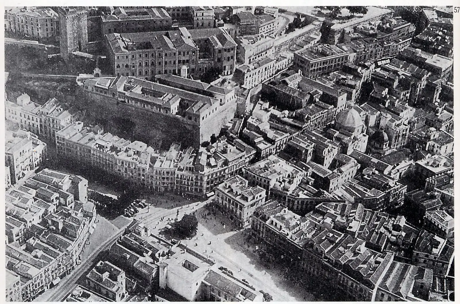 Fotografia aerea di Cagliari scattata nel 1921 dal dirigibile Ausonia, con il centro storico e il porto