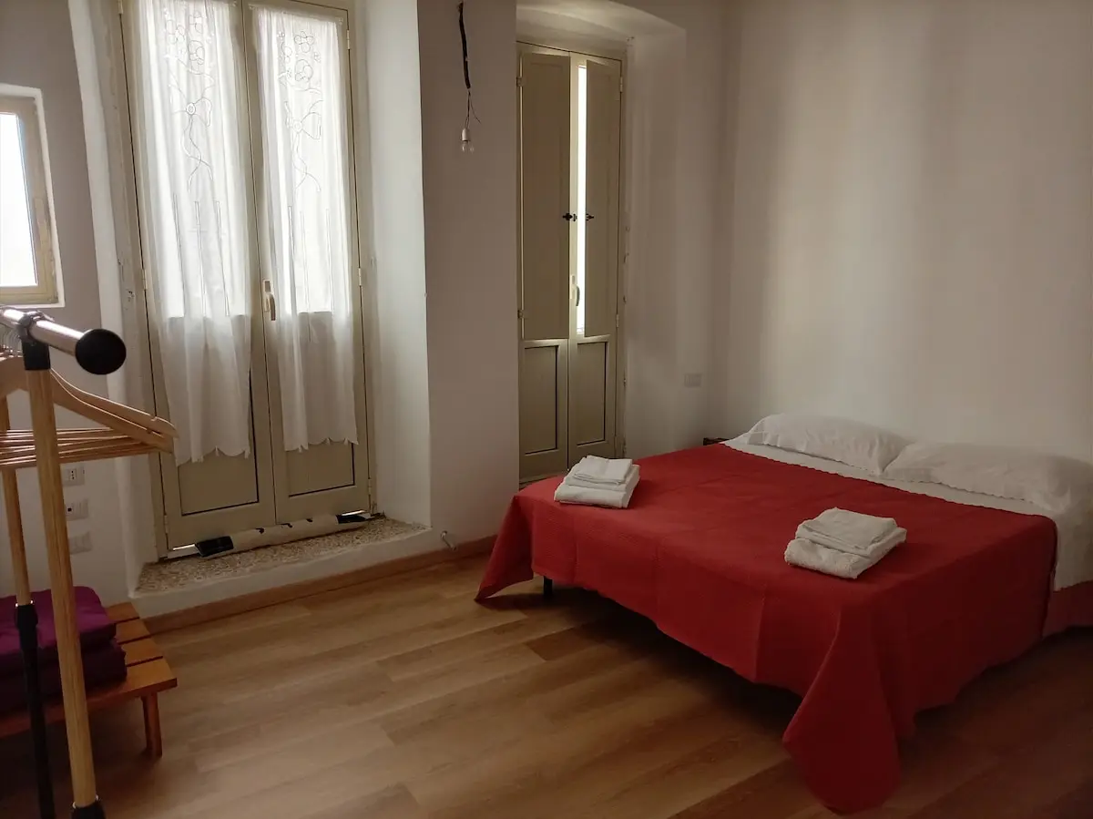 Il letto matrimoniale, l'armadio a muro e gli asciugamani preparati