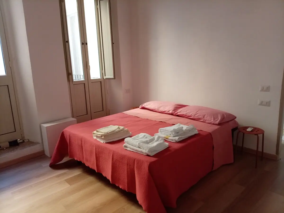 La camera da letto matrimoniale con la finestra sulla strada