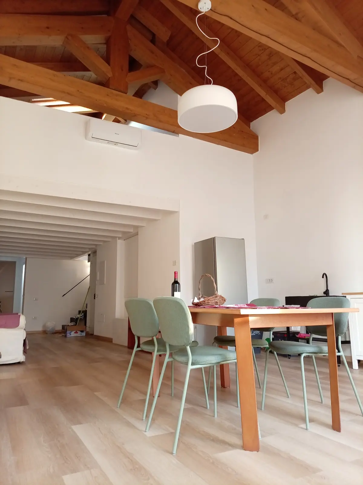 Le capriate in legno sopra la cucina e la zona pranzo