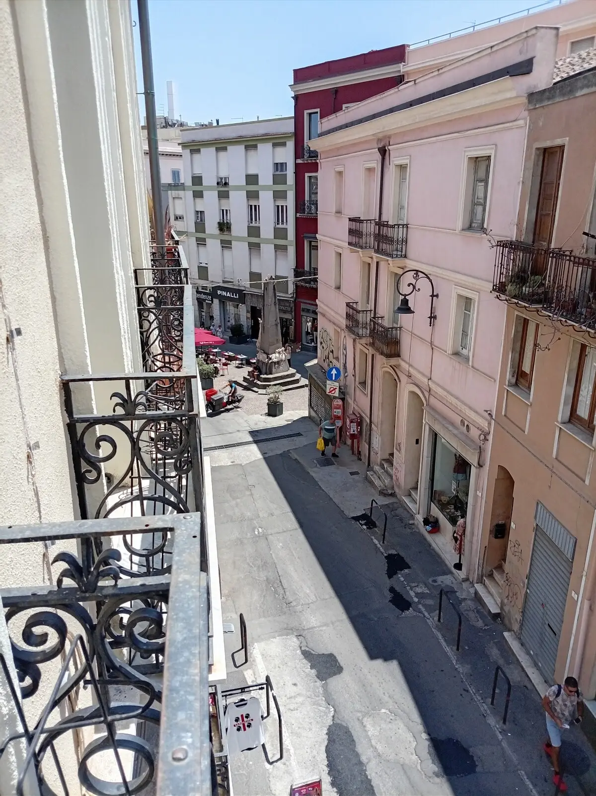 La vista dal balcone sulla strada e sui palazzi del centro storico di Cagliari